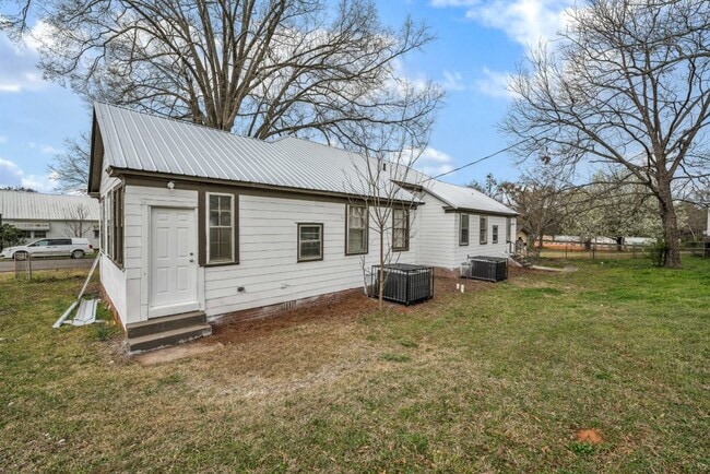 Photo - Spacious 2-Bedroom Duplex in Talladega – M...