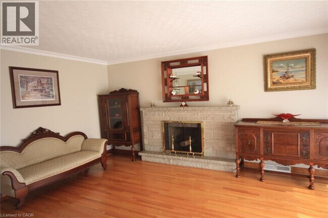 Photo - 730 Garth St