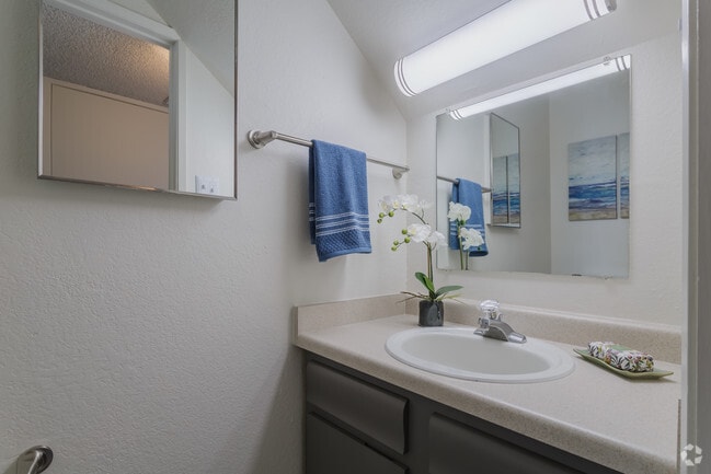 3BR, 1.5BA - 1,085 SF
