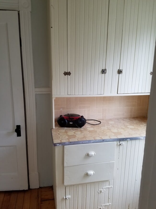 Building Photo - 3 bed 1 bath house with large deck, butler...