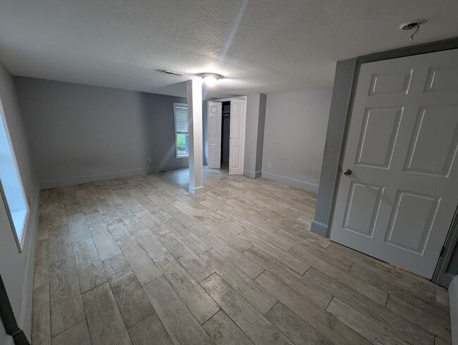 Building Photo - Arrowhead Unit Arrowhead  #8