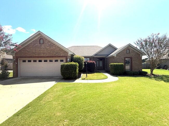 Building Photo - ** 4 bed 2 bath located in Wetumpka ** Cal... Rental