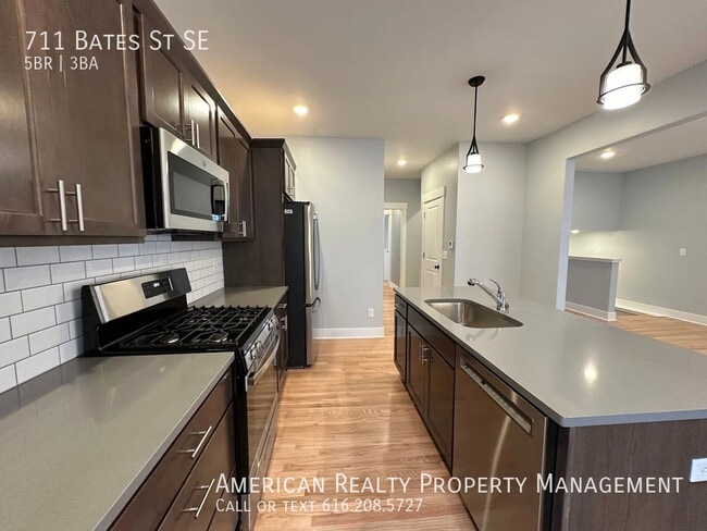 Photo - 711 Bates St SE