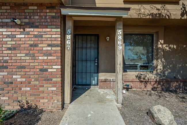 5869 N 59th Dr
