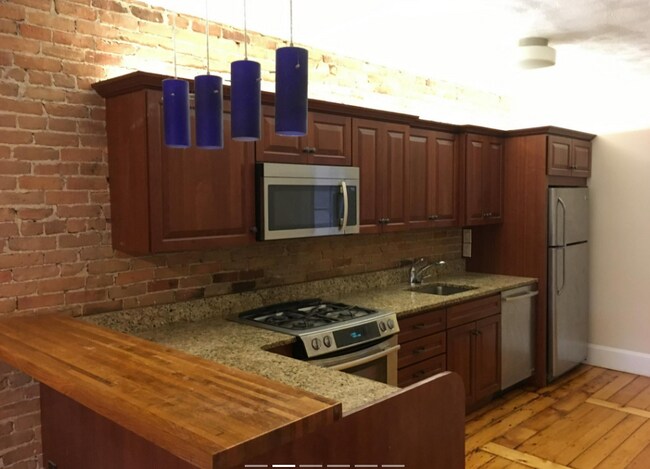 Building Photo - 28 Beacon St Unit 2 Rental