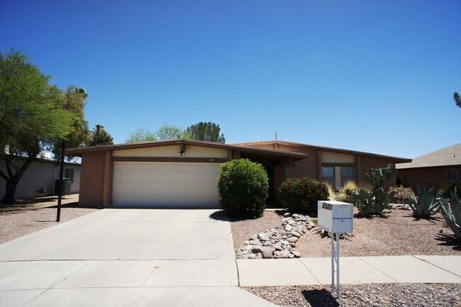 Building Photo - 2920 N La Chiquita Ave