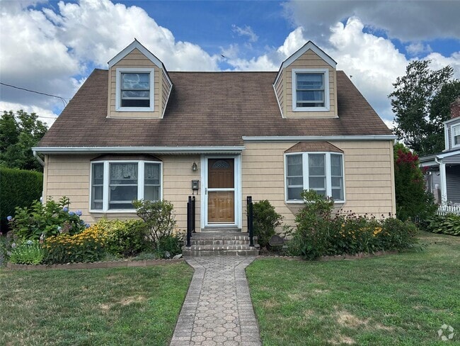 Building Photo - 114 Elmwood St Rental