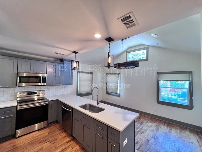 Photo - 334 Dargan Pl SW