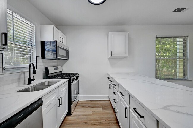 Photo - 8 bed 5 Bath house in center of West campu...