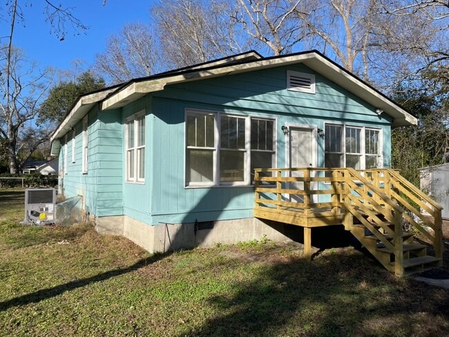 Building Photo - 2147 St James Dr