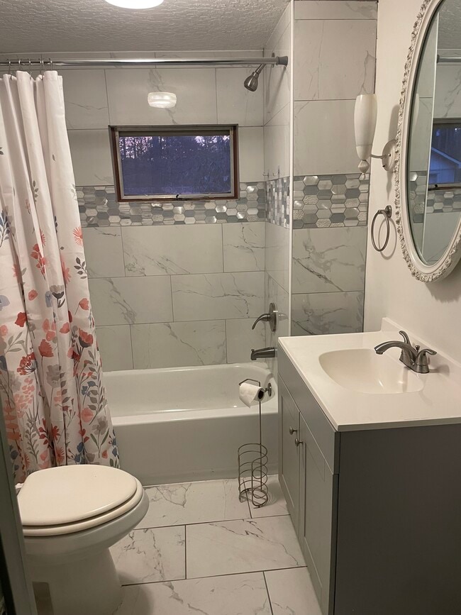Tile Bath - 213 Woodland Cir