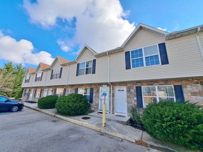 2 Bed / 1-1/2 Bath Townhome - 2 Bed / 1-1/2 Bath Townhome