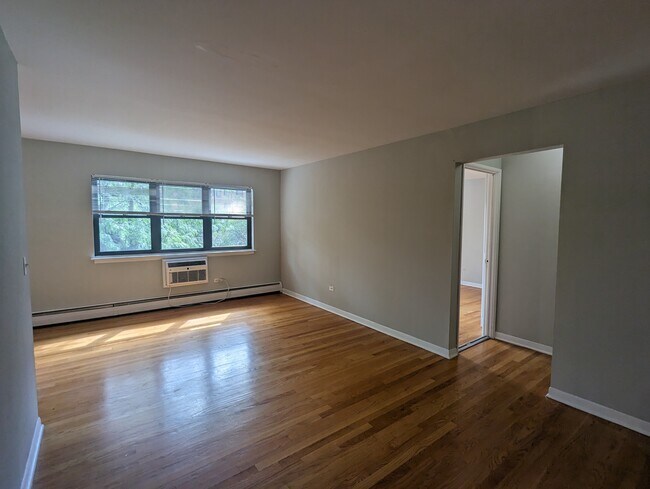 Building Photo - 502 W Briar Pl Rental