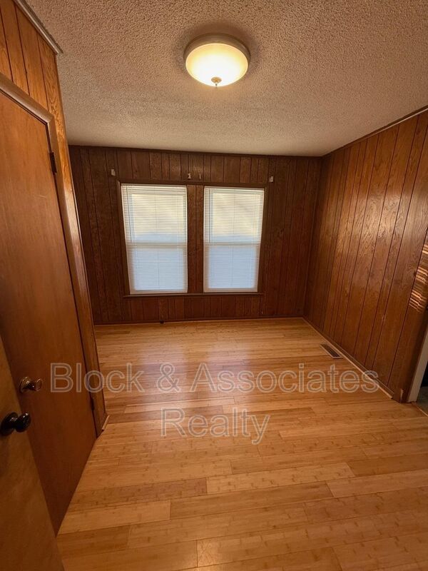Photo - 524 W Wainman Ave