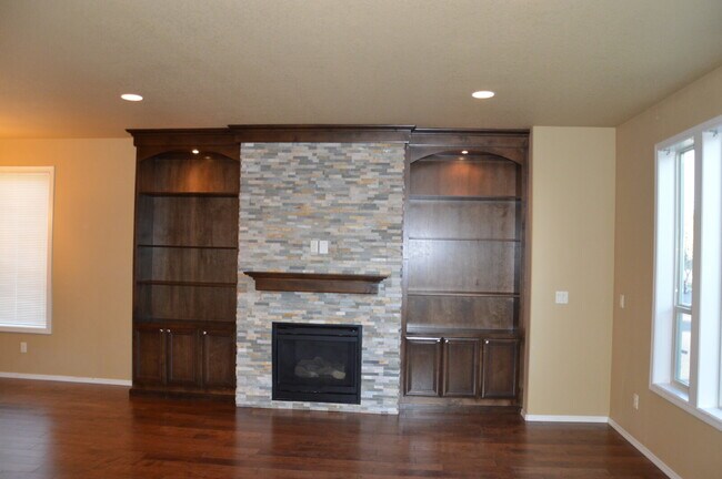 "Charming 3-Bed + Loft and 2 car garage Townhouse with Granite Elegance in Vancouver!"
