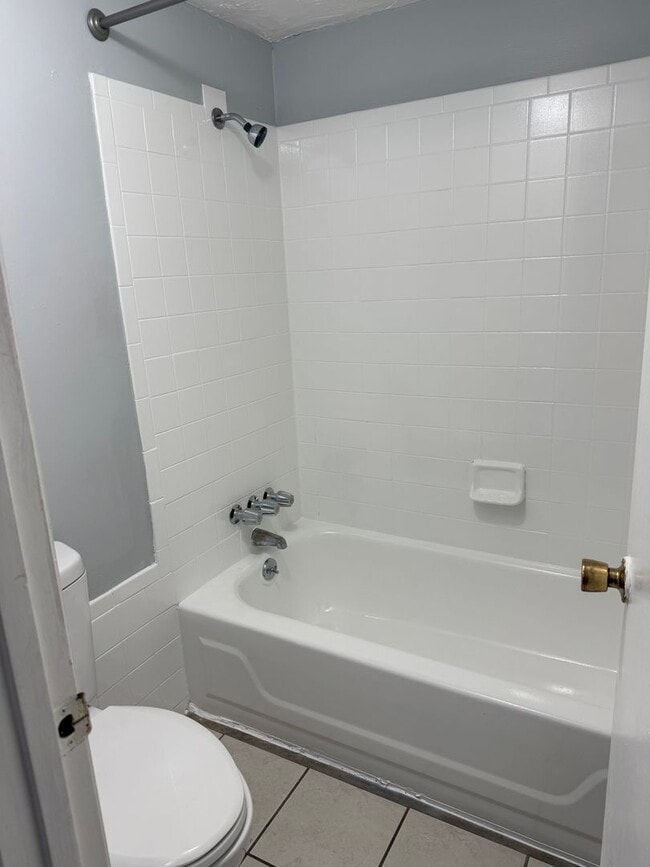 Photo - * MOVE IN SPECIAL * 1/2 OFF 2ND MONTH'S RENT!! Location, location, location! 876 SF Unit- 1 bd/ 1...