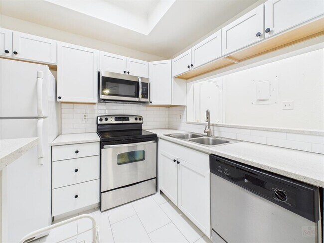 Photo - 806 W 24th St Unit 114