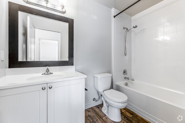 1BR, 1BA - 653SF - Bathroom - Cinque Apartments