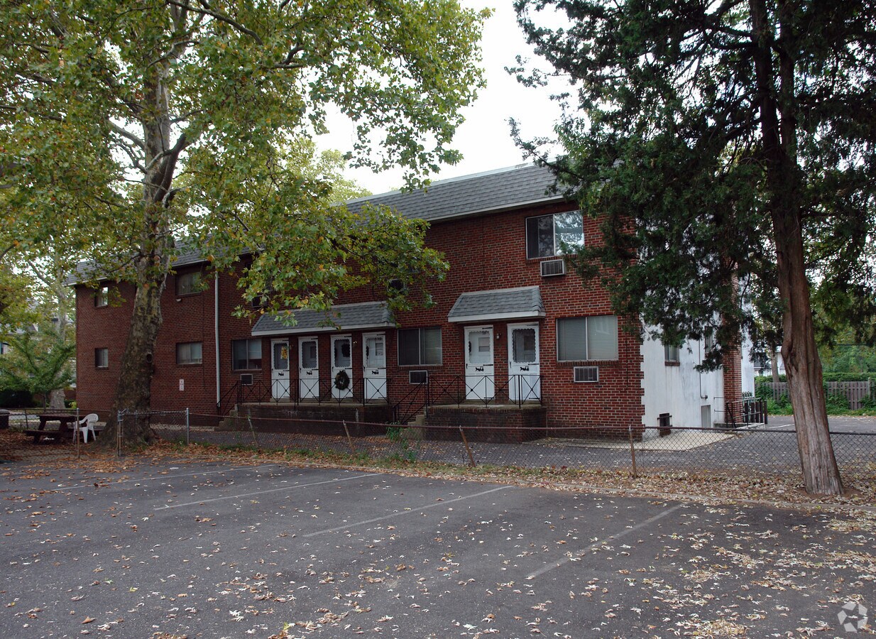 Photo - Collins Court Apartments