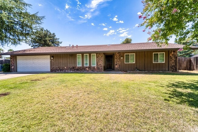 Building Photo - 4 bedroom 2 1/2 bath house in Yuba City