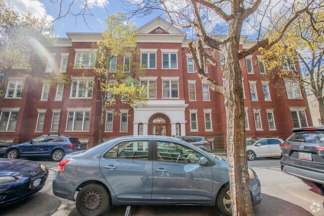 Building Photo - Amazing 1 BR/1 BA Condo in Dupont Circle!