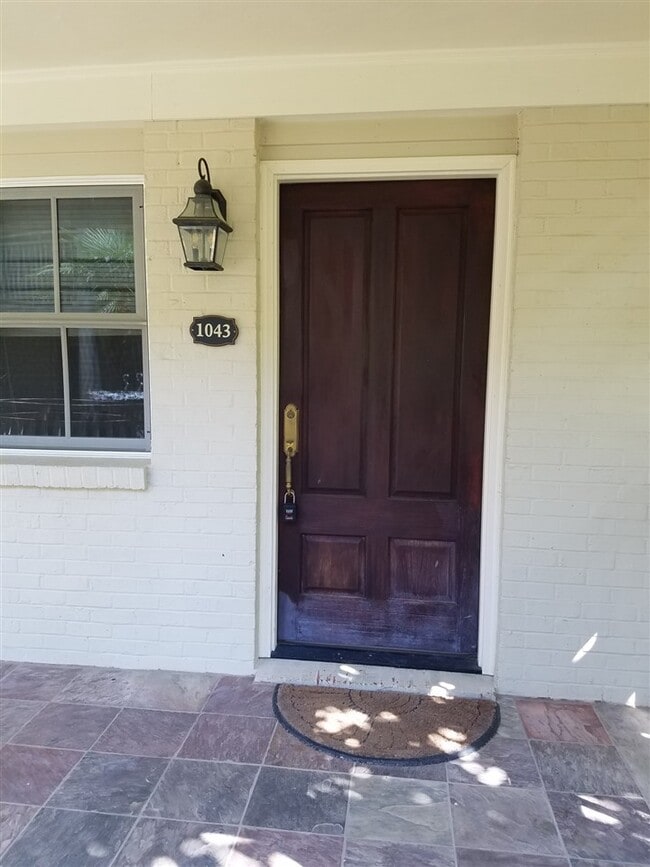 Photo - 1043 Martin St