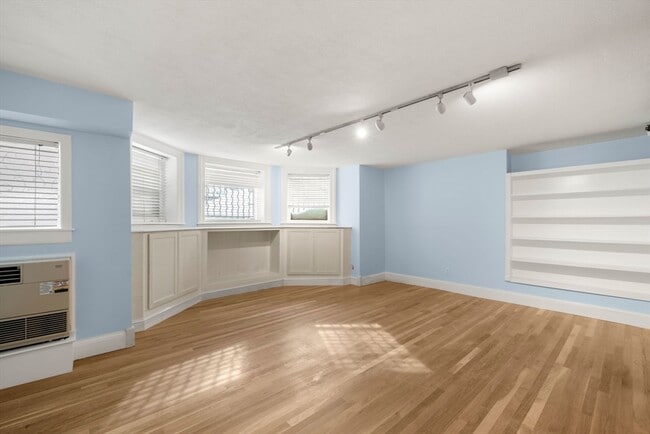 Photo - 242 Beacon St