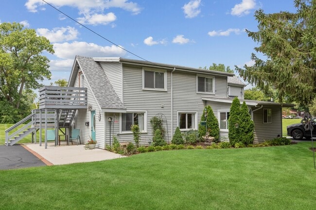 Building Photo - 300 Pauline Ave