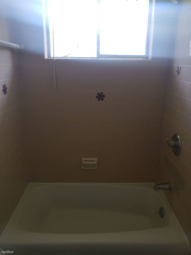 Photo - 3 br, 1 bath - 2505 Lynhaven Ave