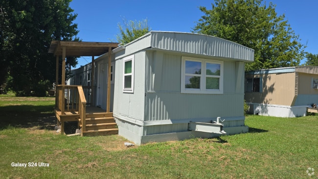 Building Photo - 906 FM247 Rental