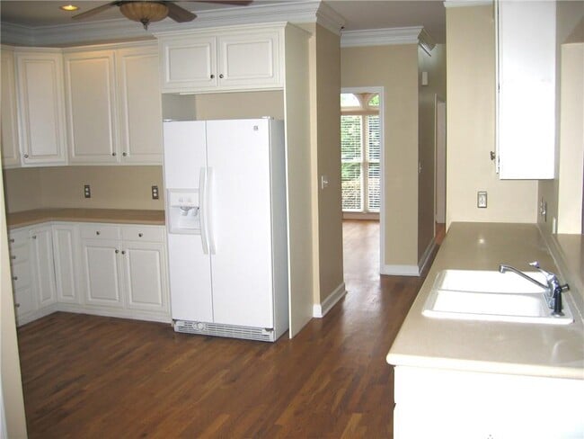 Photo - 1074 Pine Grove Ave NE