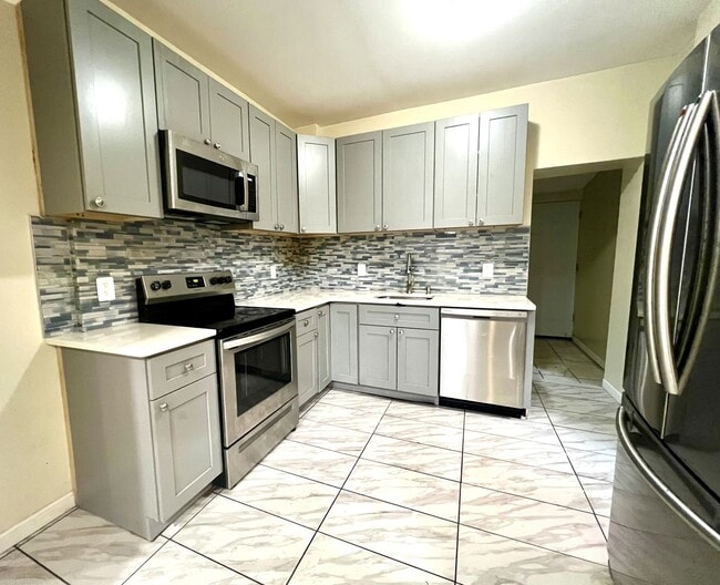 Building Photo - Gorgeous 3-Bedroom Townhome in Elmwood Park! Available NOW!