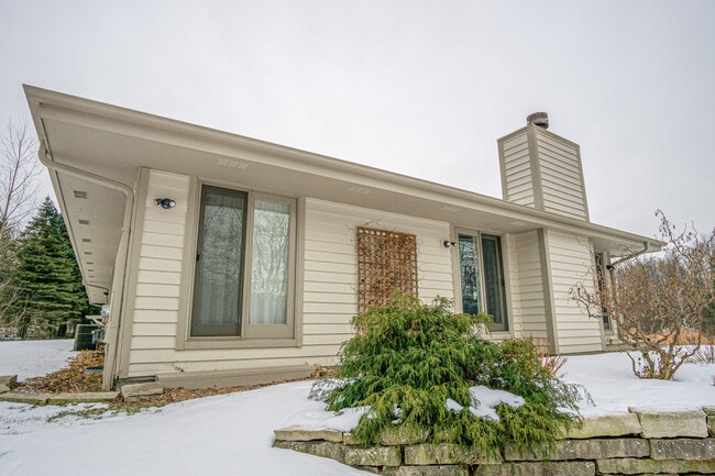 Building Photo - Private Oasis in the heart of Mequon Rental