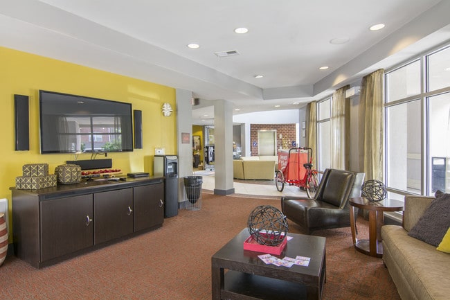 Casa club con centro de entretenimiento - The James