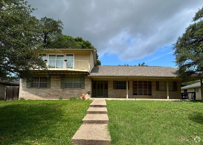 Building Photo - Spacious 5-Bedroom Home Steps from Walnut ...