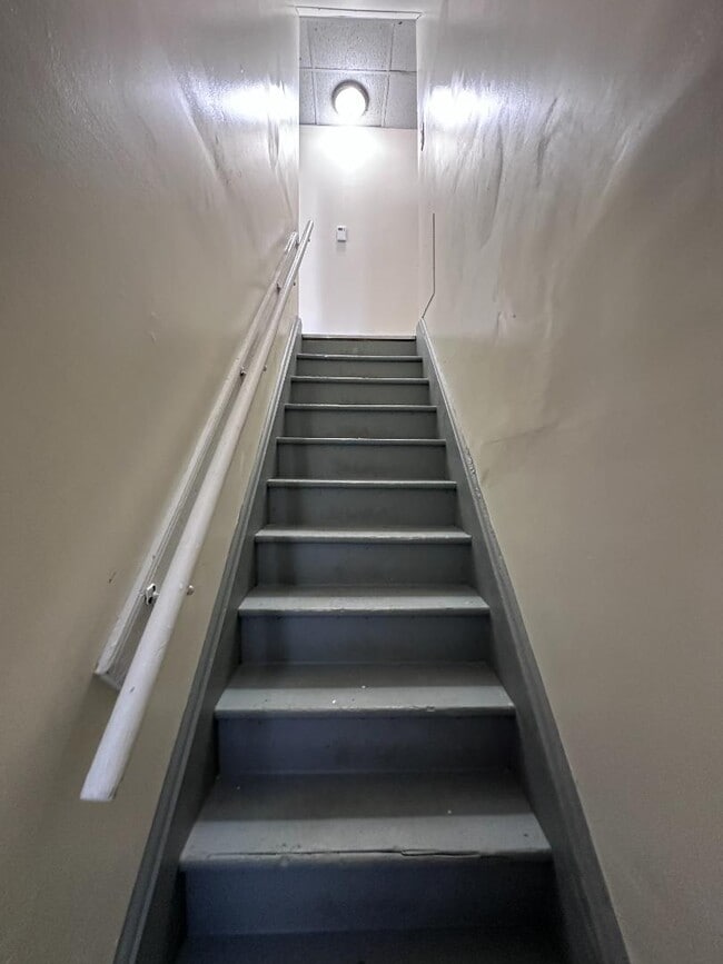 Building Photo - 153 Vine St