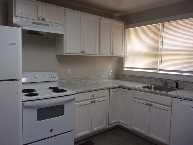 Photo - 1050 Ebenezer Ave Ext