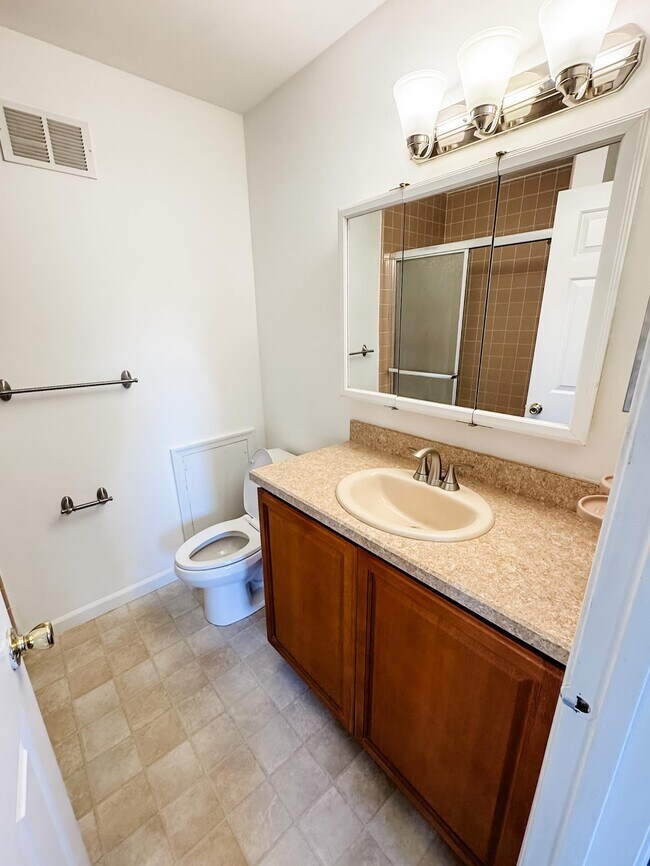 Photo - 3004 Shawnee Green