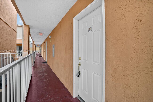 Photo - 6225 SW Kendale Lakes Cir Unit 253