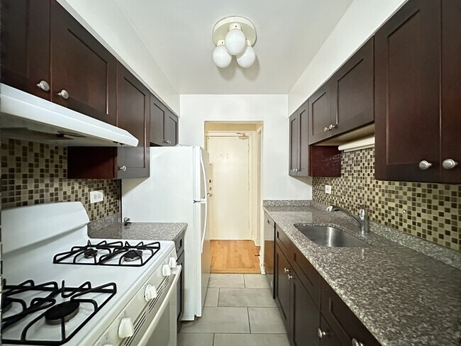 Photo - 3710 N Pine Grove Ave Unit 104