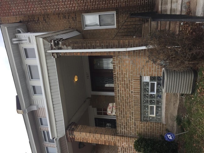 Building Photo - 5857 Woodcrest Ave Rental