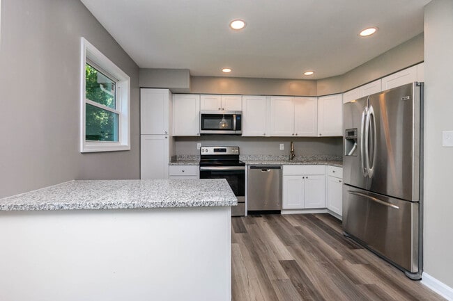 Photo - 324 Talbot Ct