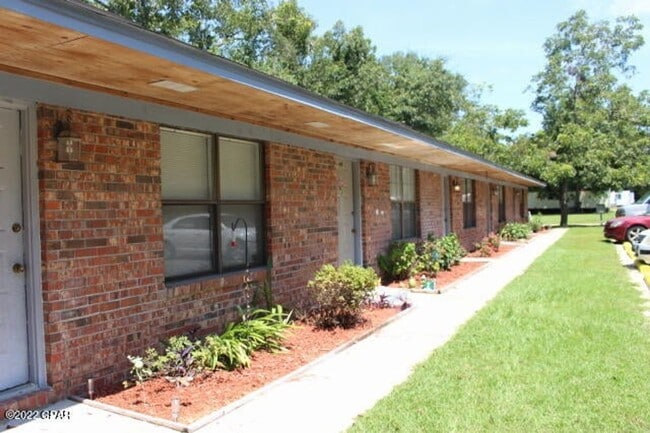 Building Photo - 1/1 Apartment in Chipley with Water, Sewer, Garbage, & Lawn Maintenance Included!