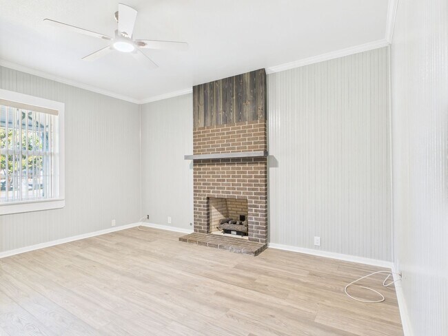 112 W Hackberry St
