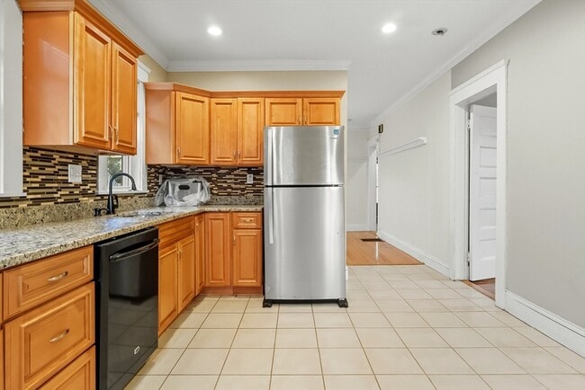 Building Photo - 32 Walnut St Unit 32