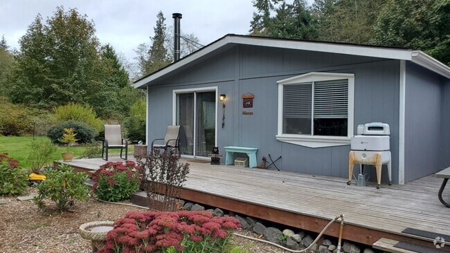 Building Photo - Private 3 bedroom 2 bath home