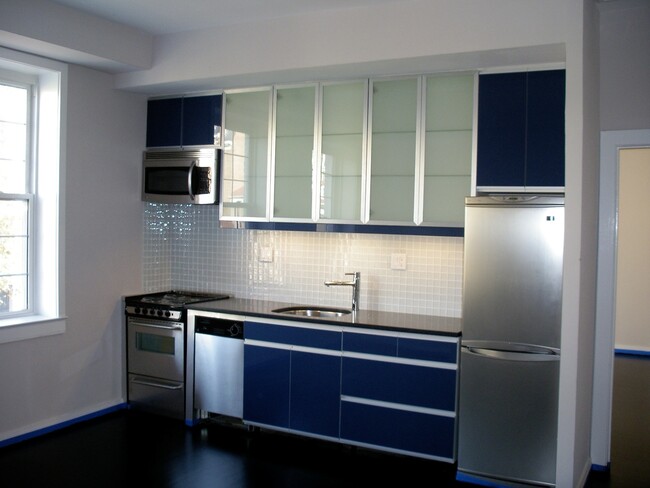Kitchen - 3144 N St NW Unit 4
