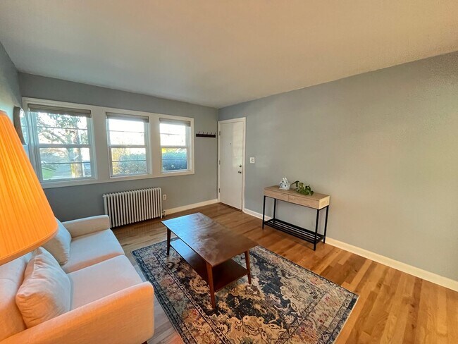 Photo - Beautiful 1Bd/ 1Ba Vintage Condo Located i... Unit 24