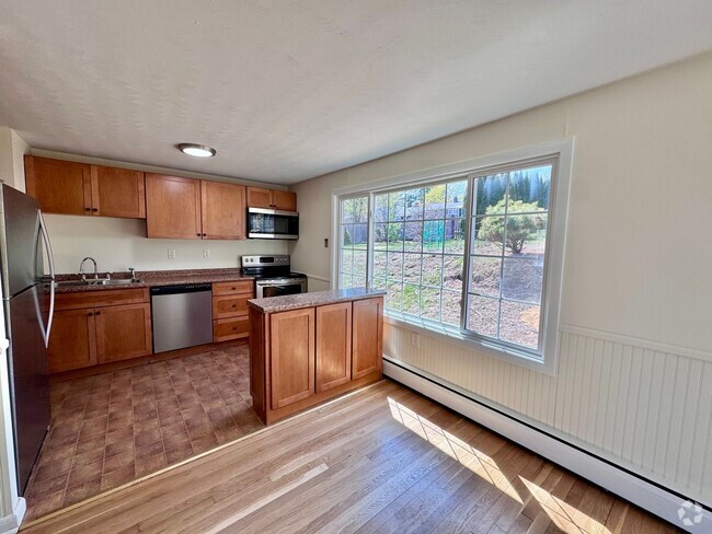 Building Photo - Welcome Home, the PERFECT Location in a Gr...