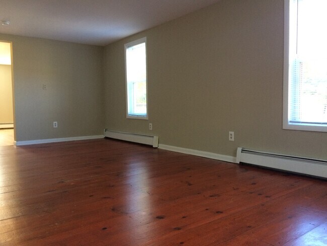 Photo - AVAILABLE NOW! Economical home with wood floors, Palisades Schools, laundry, gas heat